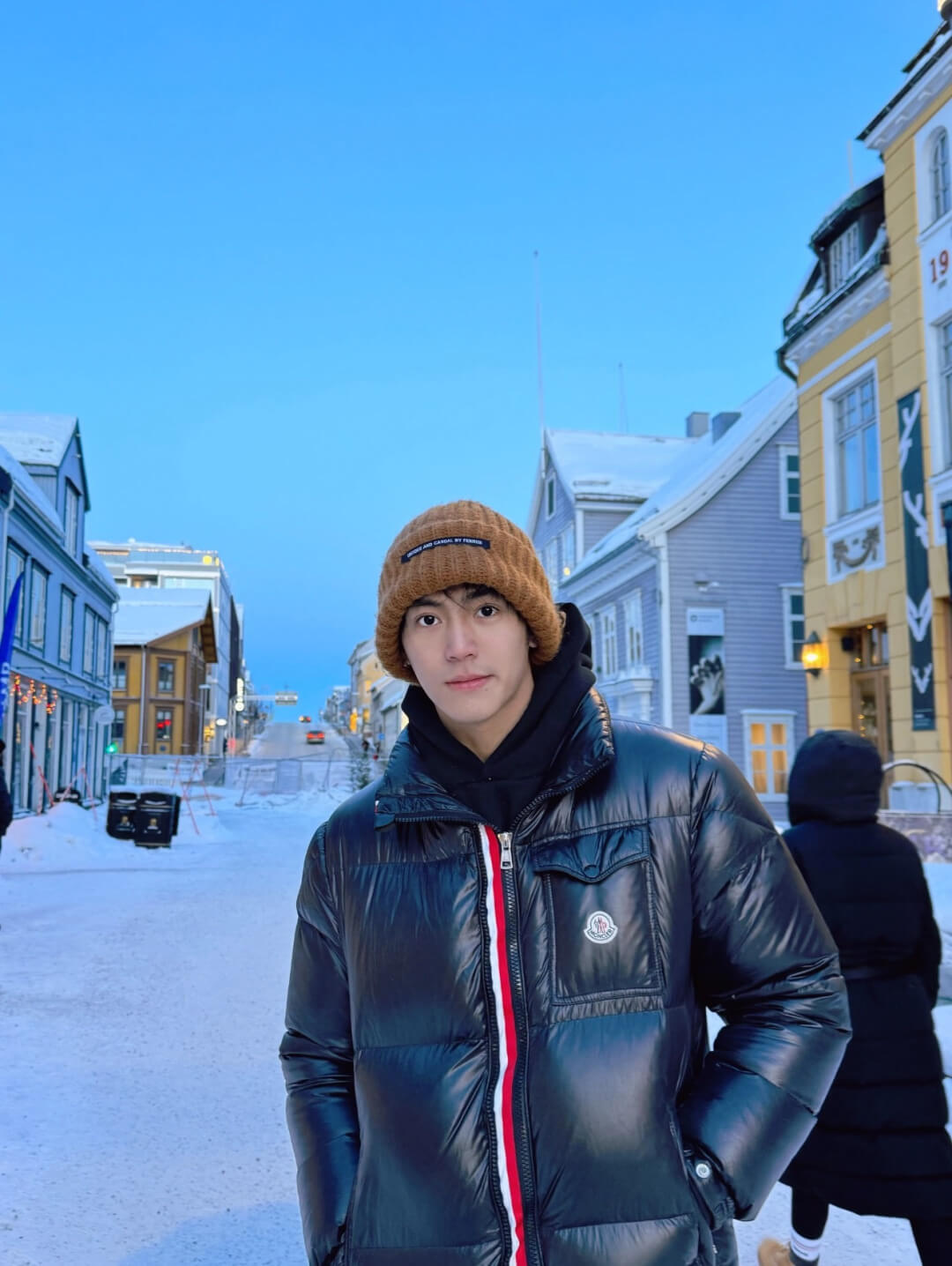 Moncler Montbeliard Short Down Jacket in Navy Blue