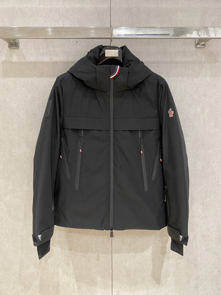 Moncler ブラック水着 ジッパーポケット付き Moncler Debuts New 2024 Grenoble Collection With Shaun White