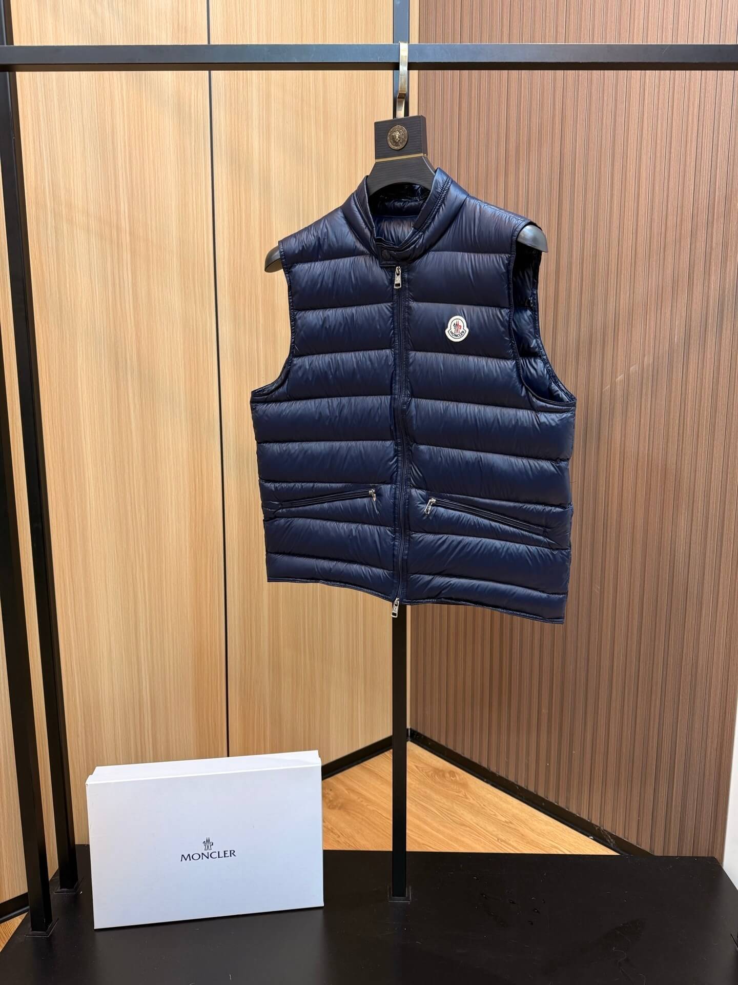 モンクレールMONCLER GUI GILETネイビー ベスト1(S) Moncler Gui Navy Blue Down Vest. – HolloMen