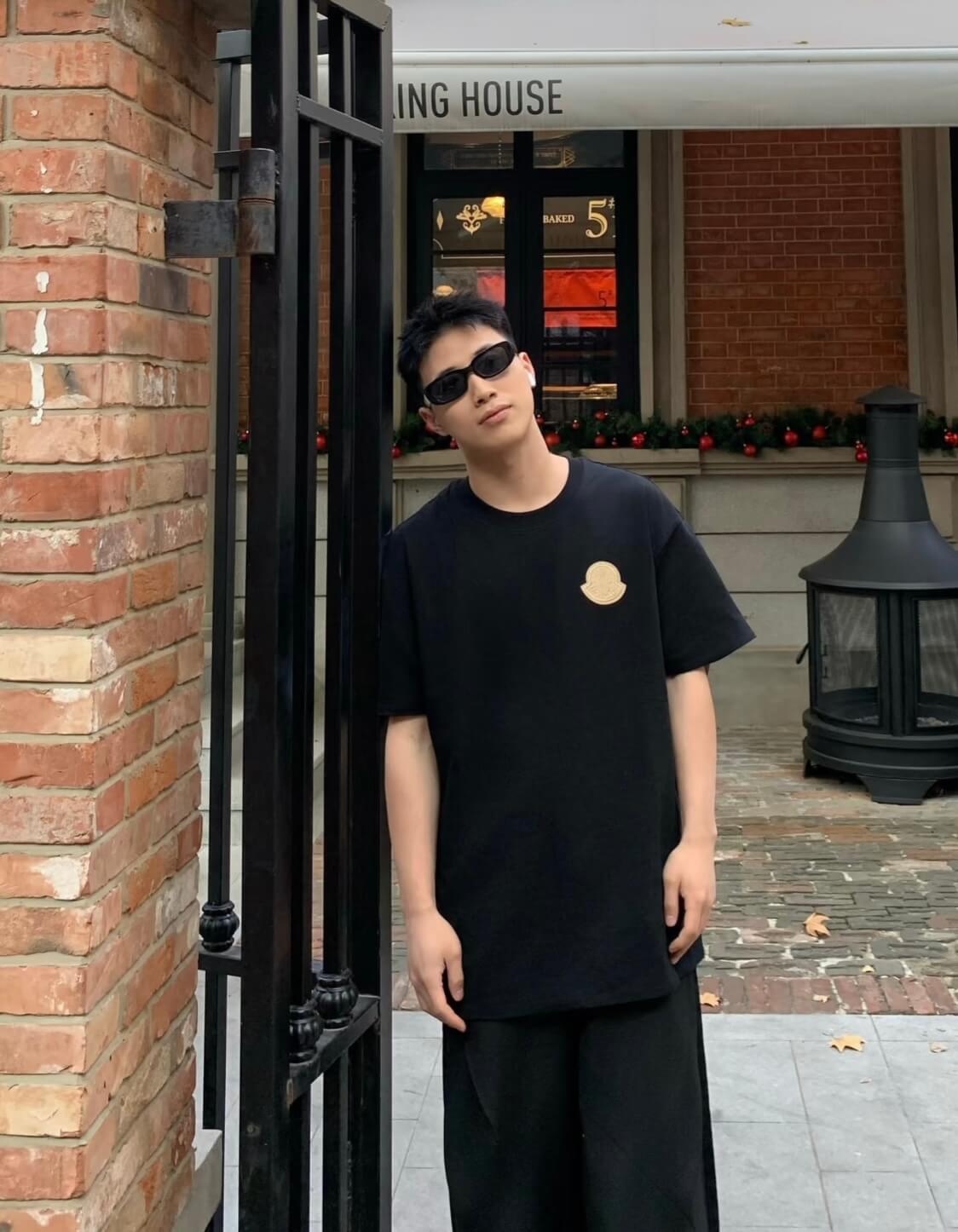 Moncler logo-patch reversible T-shirt