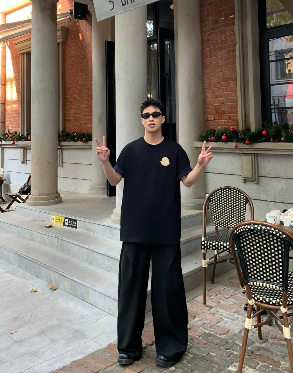 Moncler logo-patch reversible T-shirt