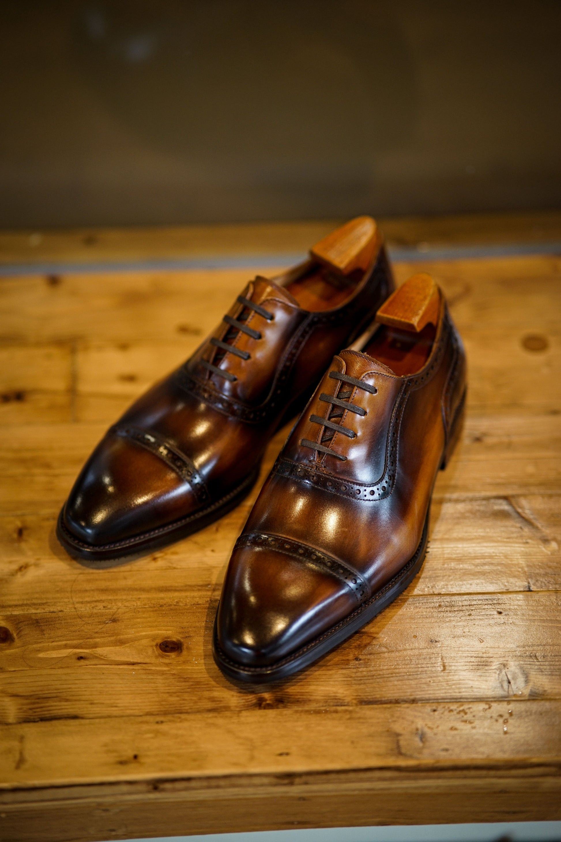 Hand-Painted Brown Oxford Shoes HolloMen Hand-Painted Brown Oxford Shoes HolloMen
