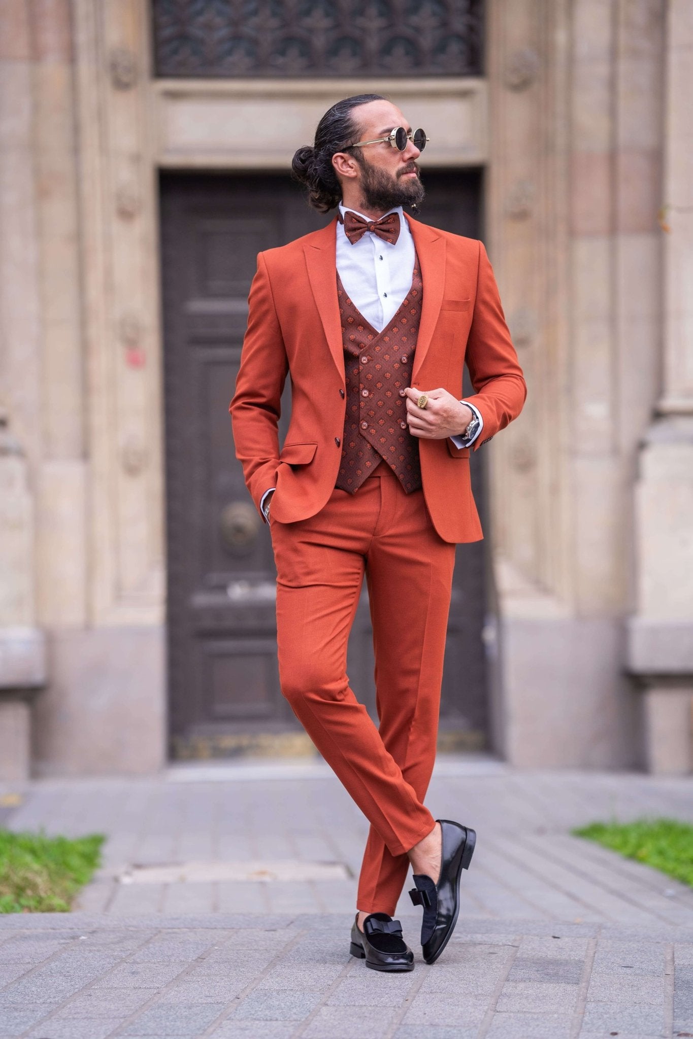 Men’s slim-fit tile collar tuxedo in slate gray with pointed collar and two-button front – styled for formal winter events, weddings, or high-fashion black-tie affairs.