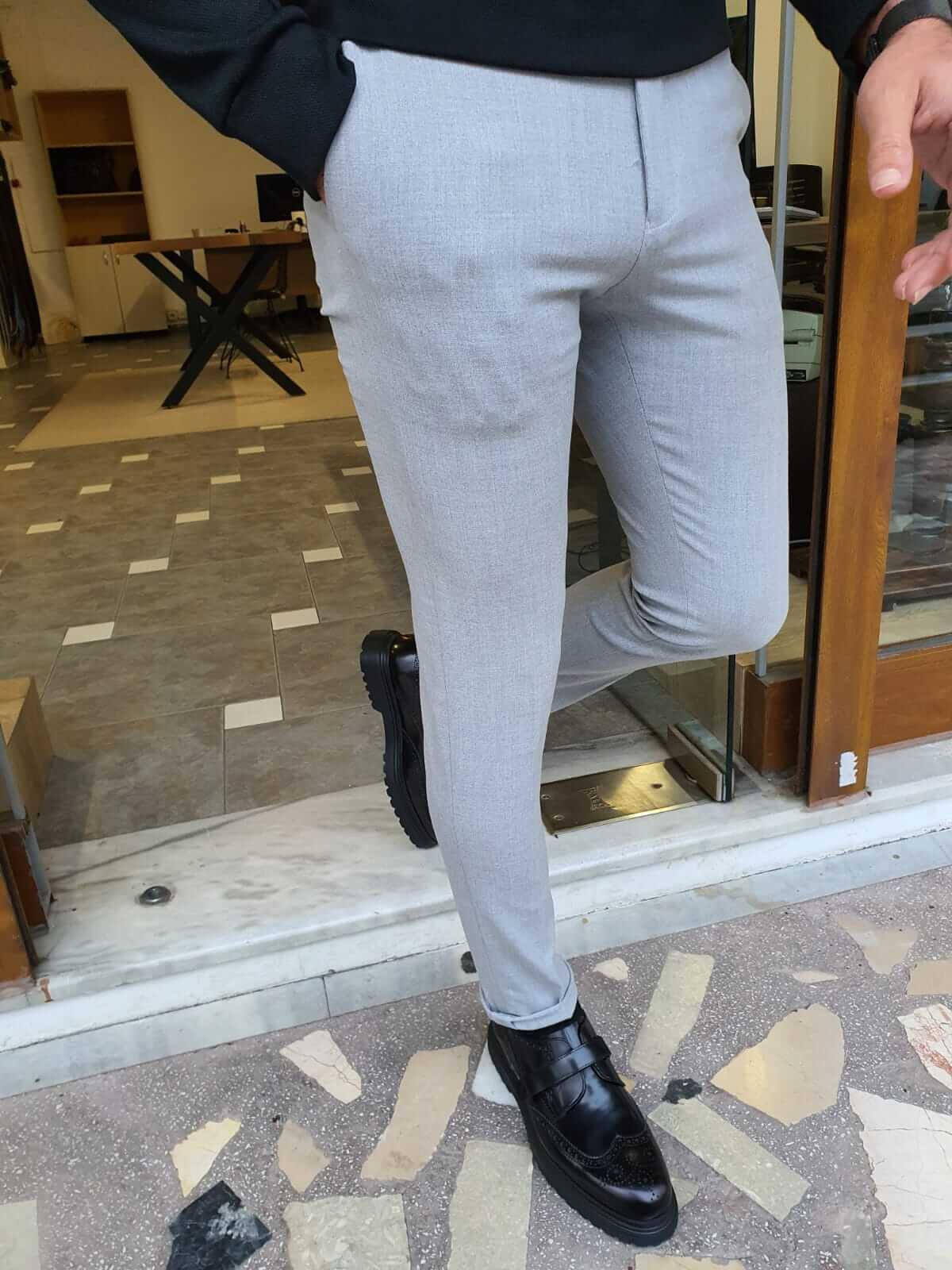 Classic gray plaid pants with a slim-fit design to enhance your shape