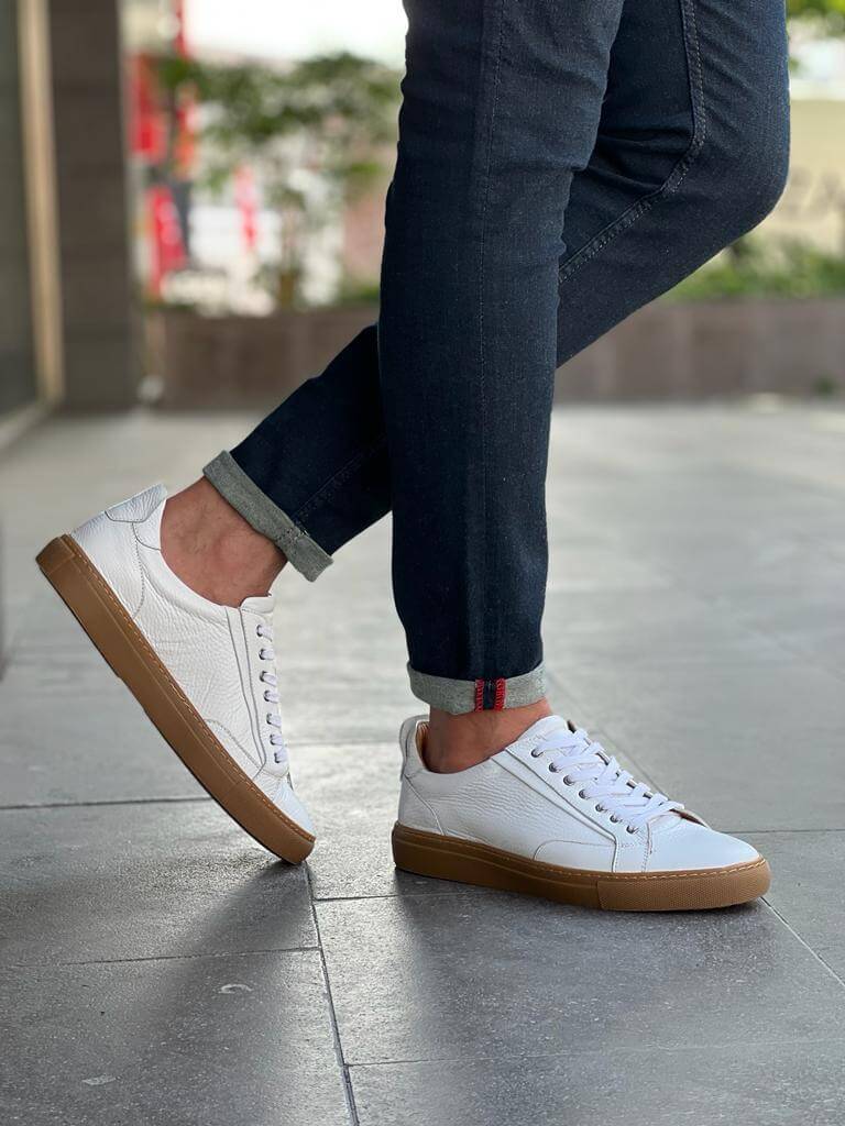 White floater leather sneakers with EVA sole, featuring a minimalist low-cut design ideal for spring and summer casual wear.

