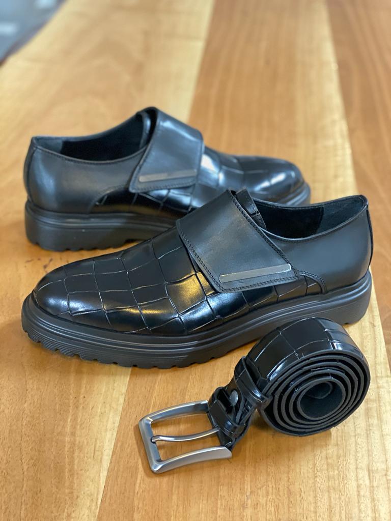 Sapato preto com detalhe de fivela
