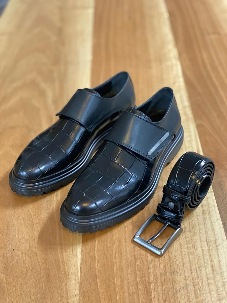 Sapato preto com detalhe de fivela