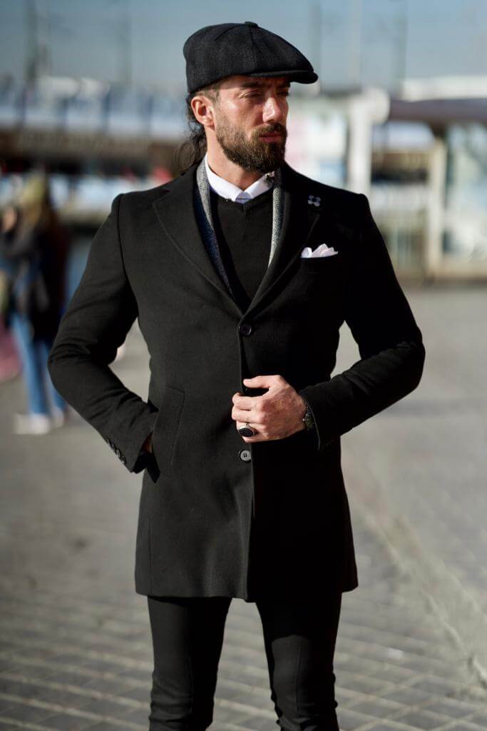 Черное пальто с вышивкой