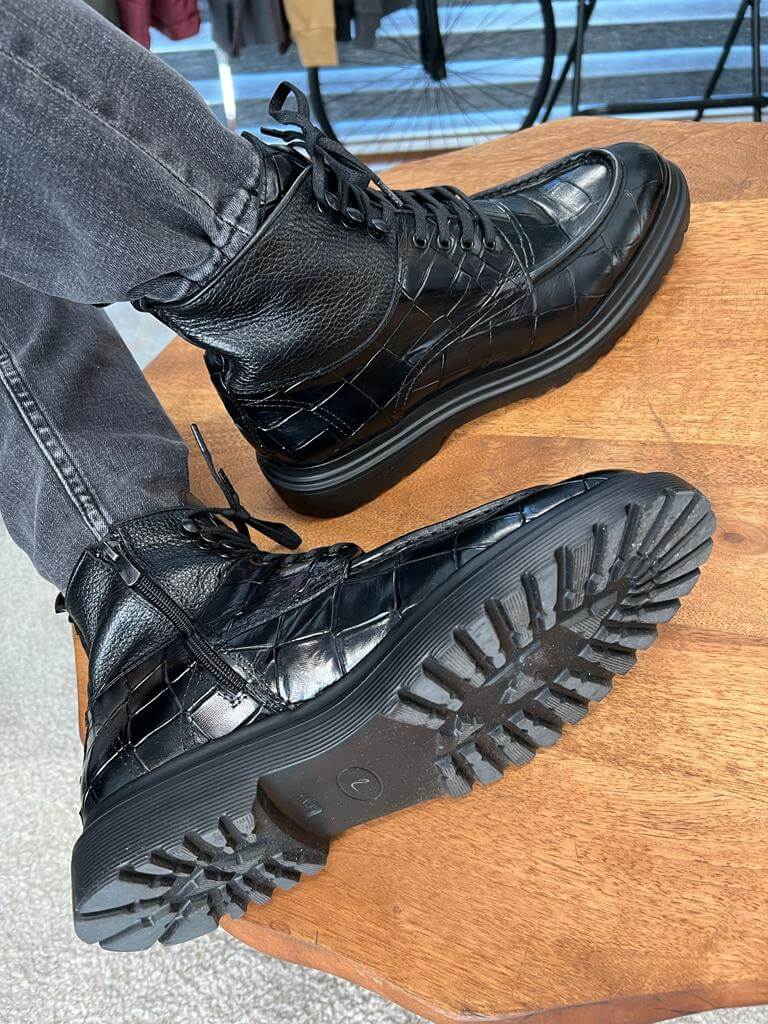 حذاء برباط أسود
