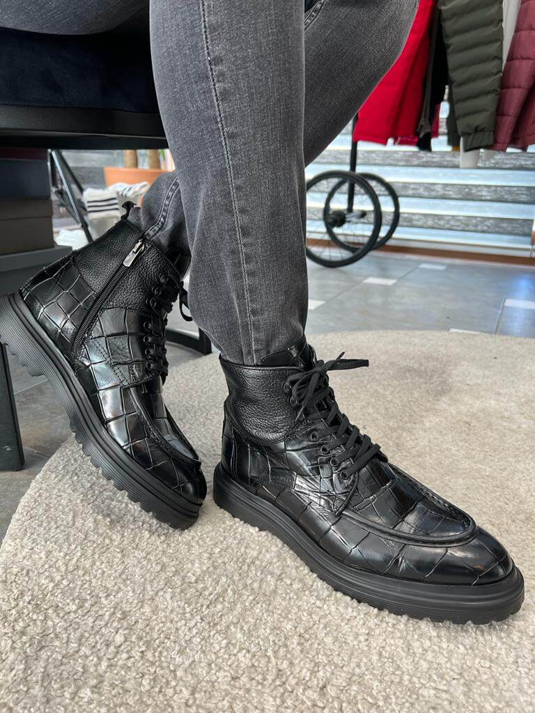 حذاء برباط أسود