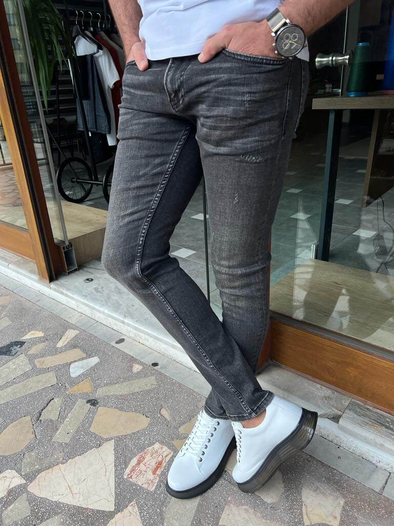Черные рваные джинсы