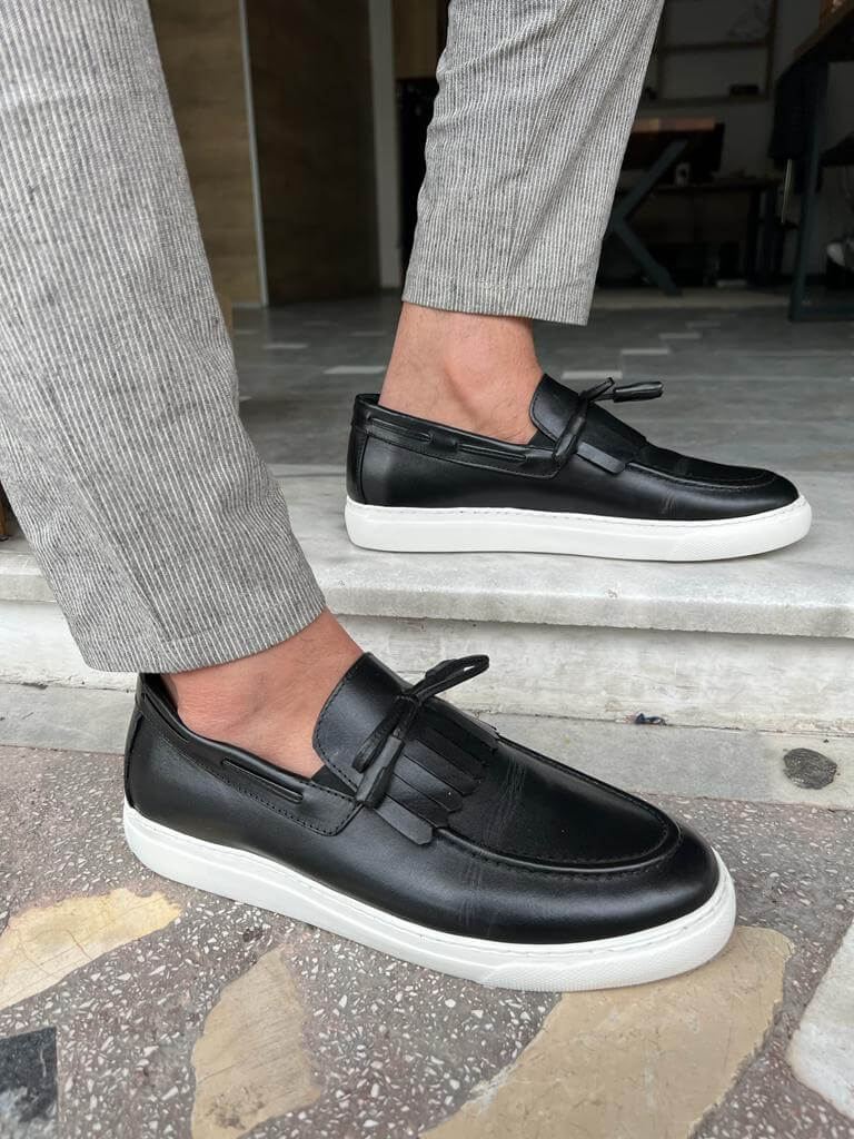 Sapatos casuais pretos com borla