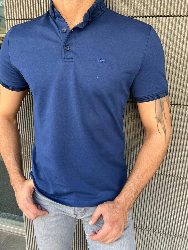 नीली पोलो टी-शर्ट