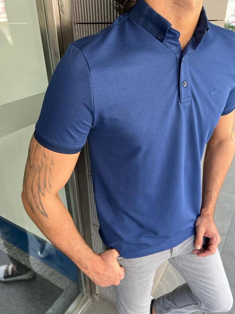 नीली पोलो टी-शर्ट
