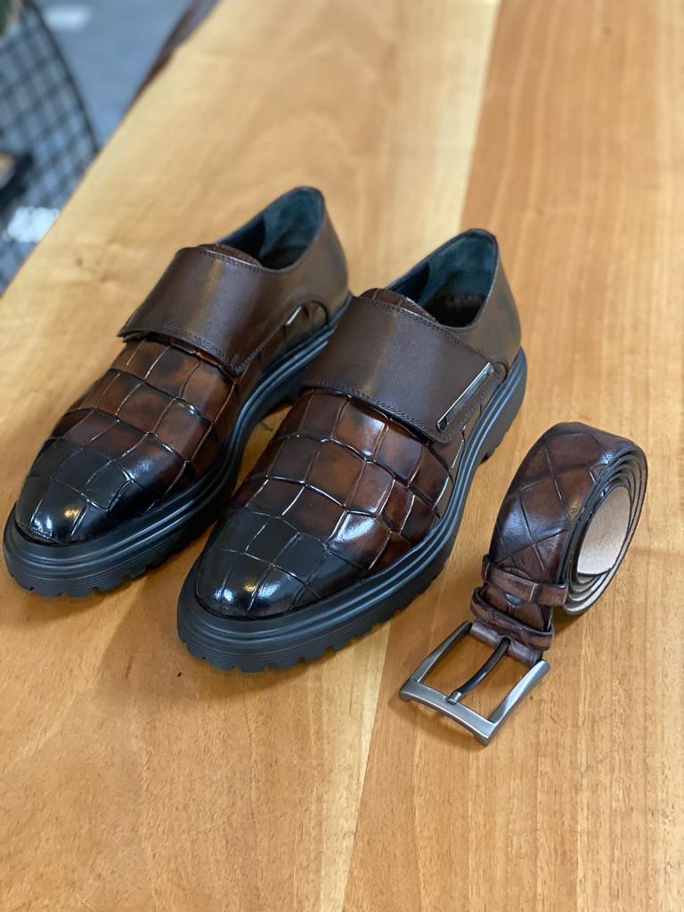Sapato marrom com detalhe de fivela
