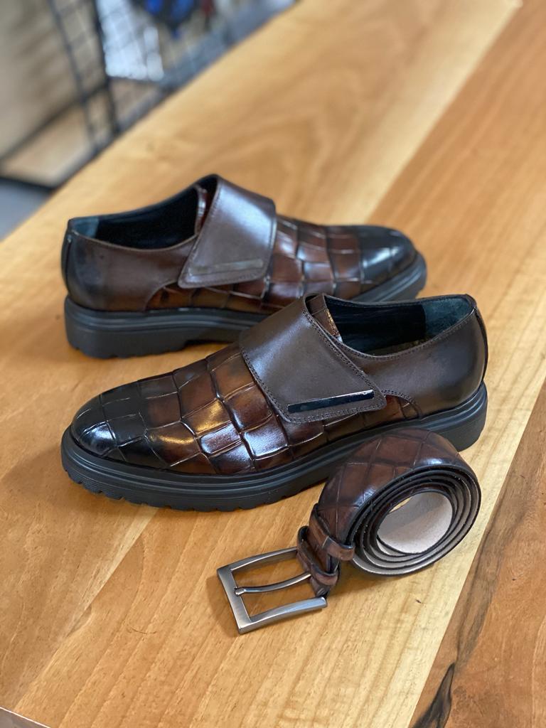 Sapato marrom com detalhe de fivela