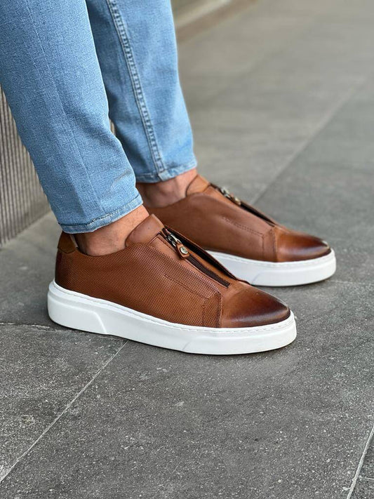 Camel leather sneakers with side zippers and a white EVA sole, designed for smart-casual Spring-Summer looks.