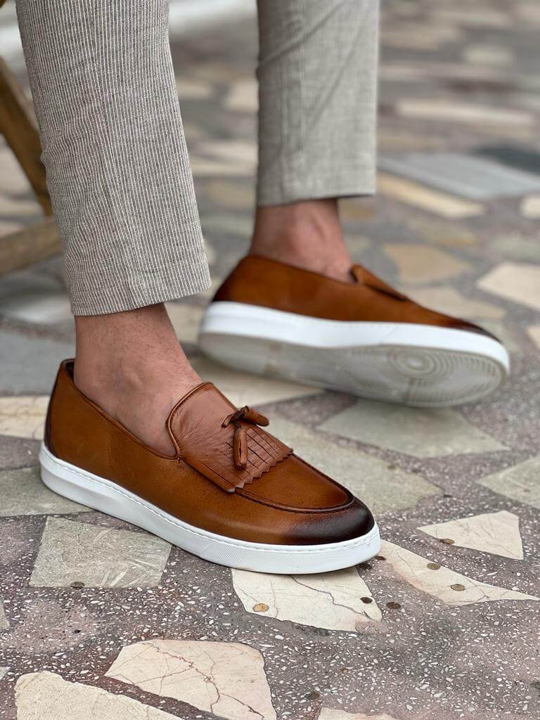 Elegant camel tassel loafers with soft leather construction and EVA sole, designed for stylish comfort during the spring-summer season.