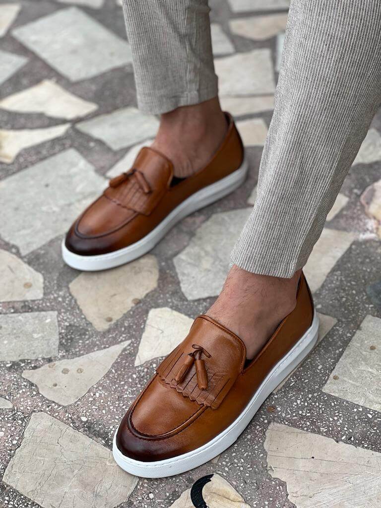 Elegant camel tassel loafers with soft leather construction and EVA sole, designed for stylish comfort during the spring-summer season.