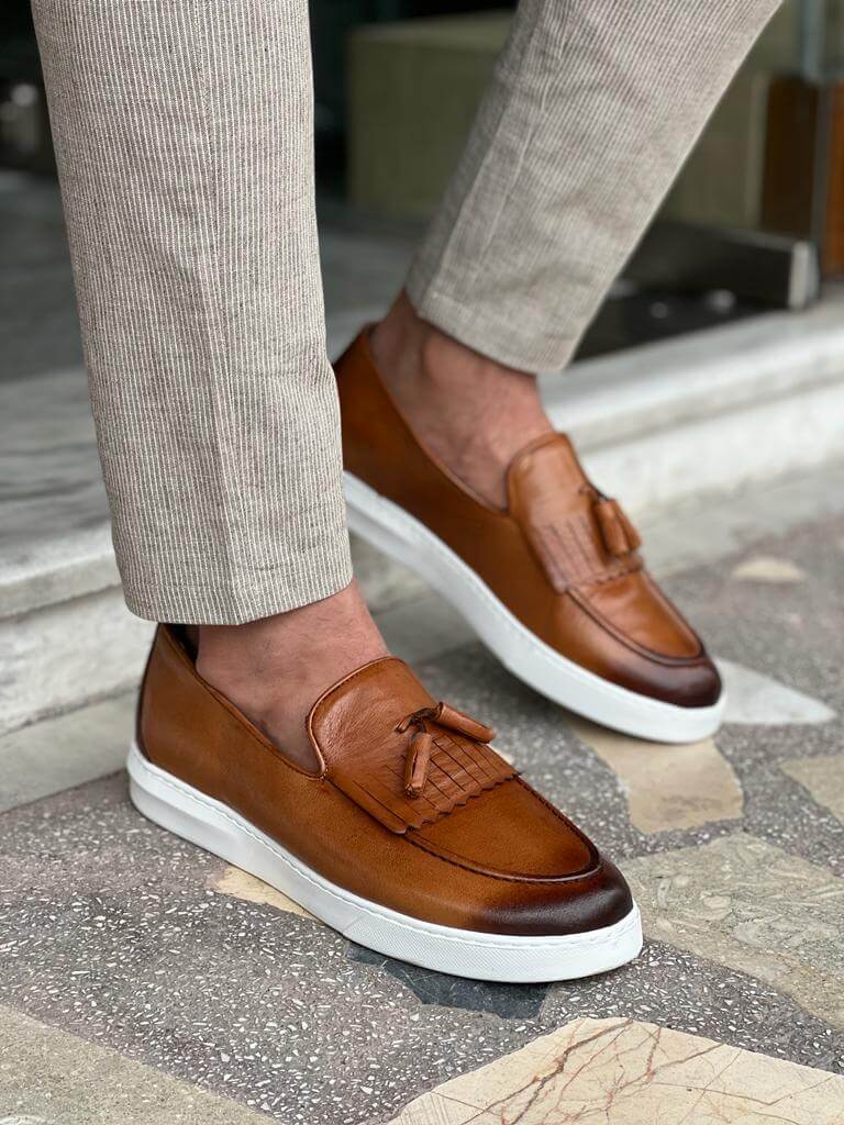 Elegant camel tassel loafers with soft leather construction and EVA sole, designed for stylish comfort during the spring-summer season.