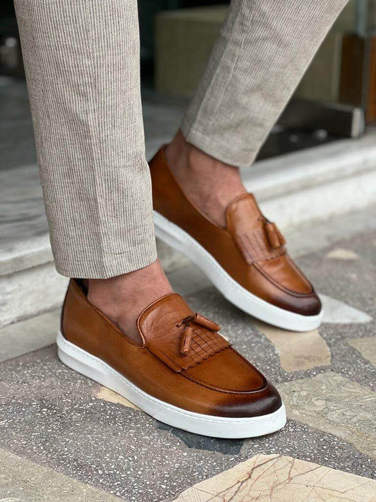 Elegant camel tassel loafers with soft leather construction and EVA sole, designed for stylish comfort during the spring-summer season.