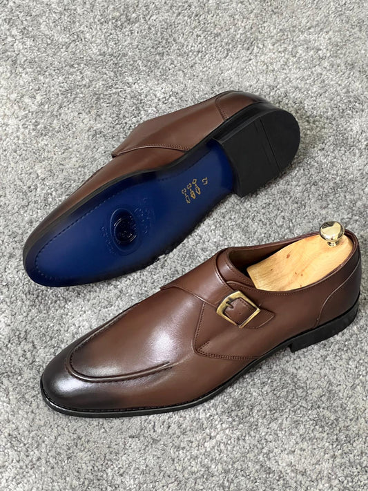 Класичне коричневе взуття з пряжками