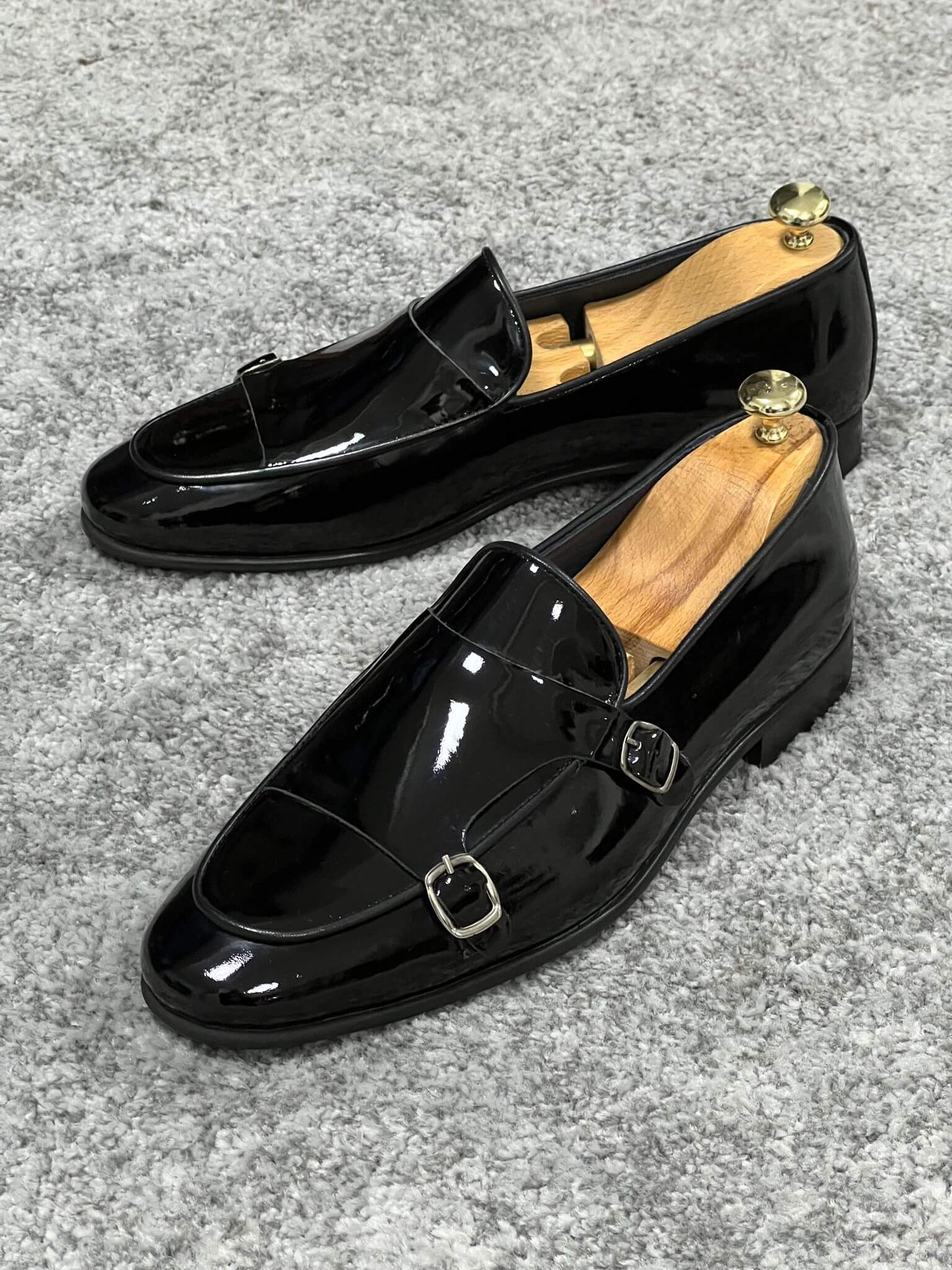 حذاء أسود كلاسيكي بحزام راهب مزدوج