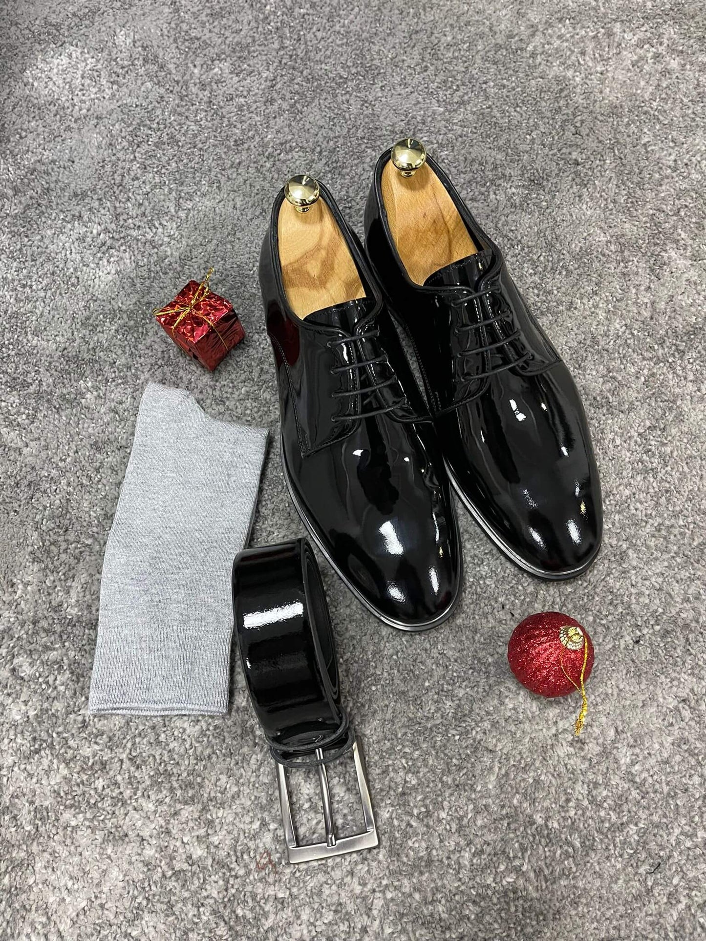 Классические черные туфли на шнуровке
