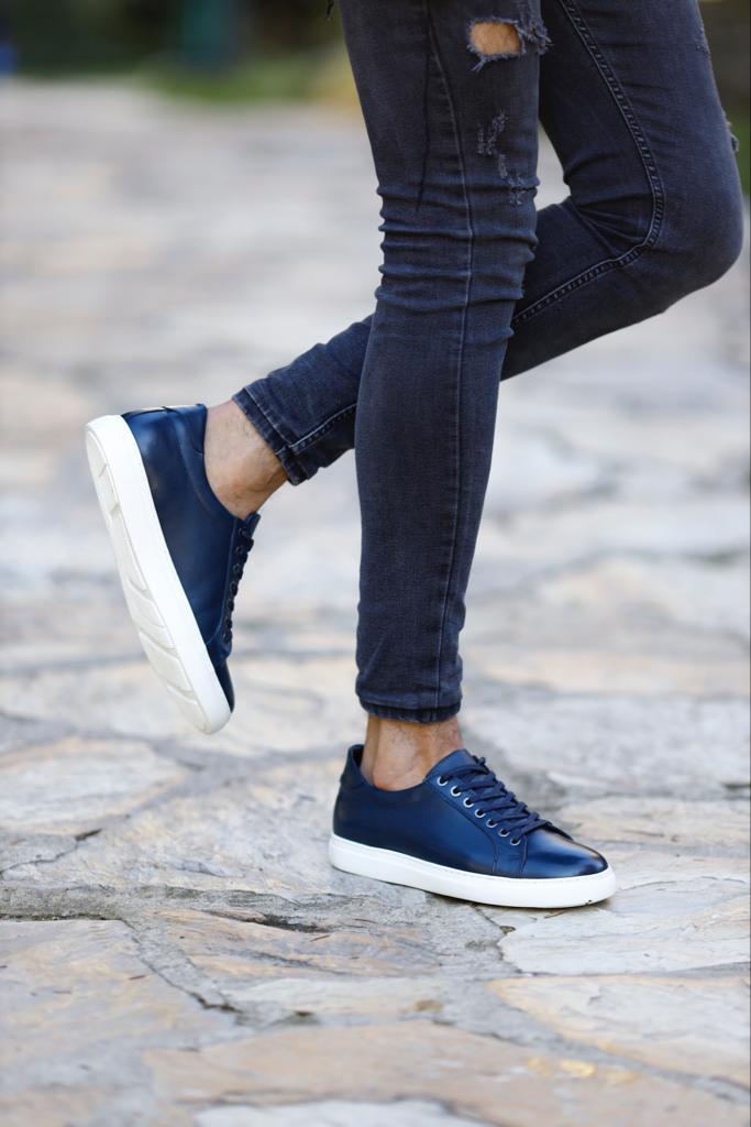 Темно-синие кроссовки на шнуровке