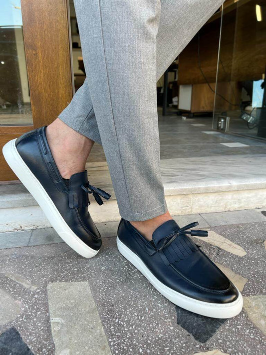Dark blue leather tassel loafers with EVA sole, combining casual ease with refined detailing for spring-summer outfits.