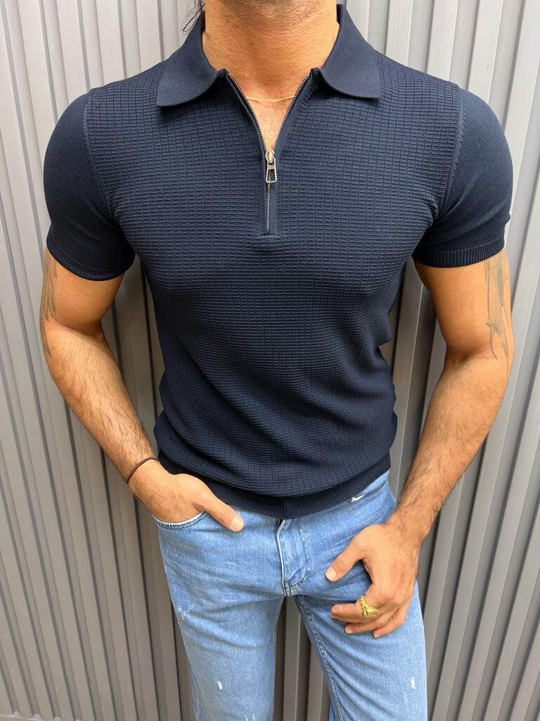 Camiseta pólo azul escura com detalhe de zíper