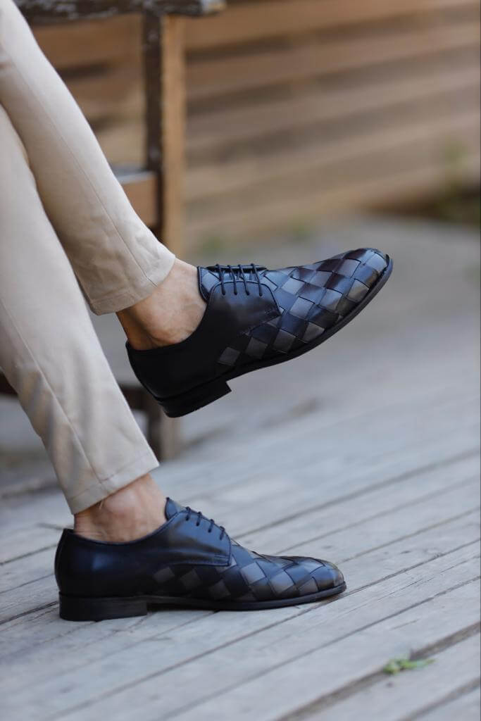 Sapato preto detalhado