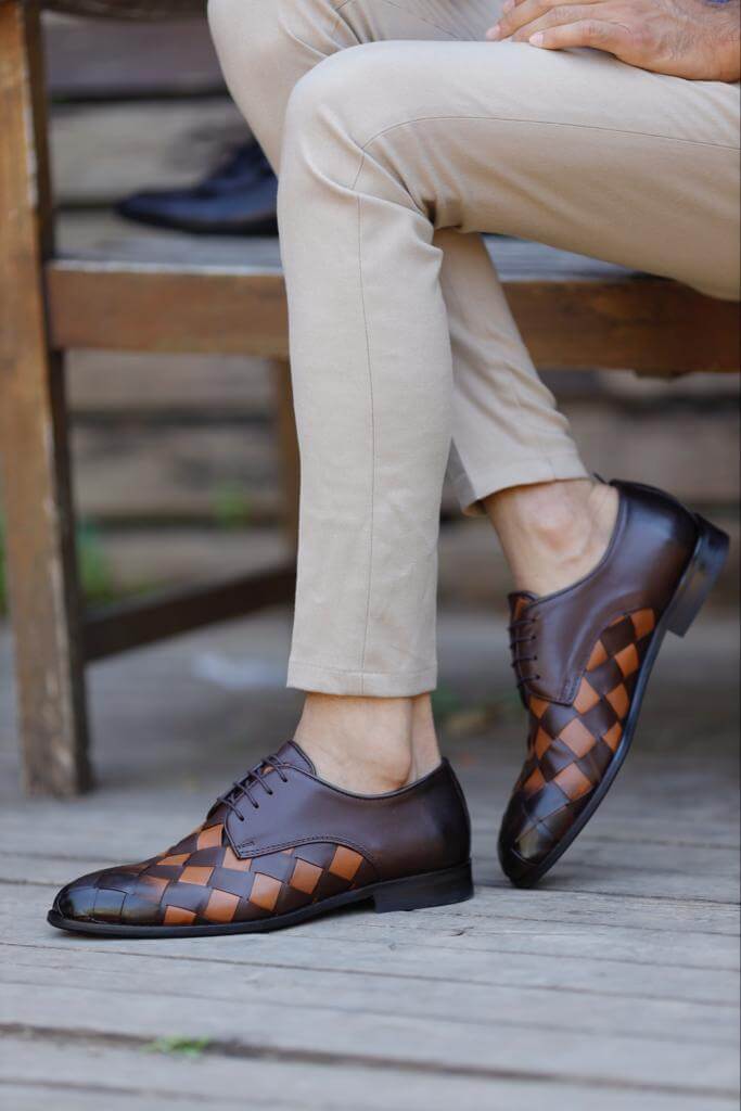 Подробная коричневая обувь