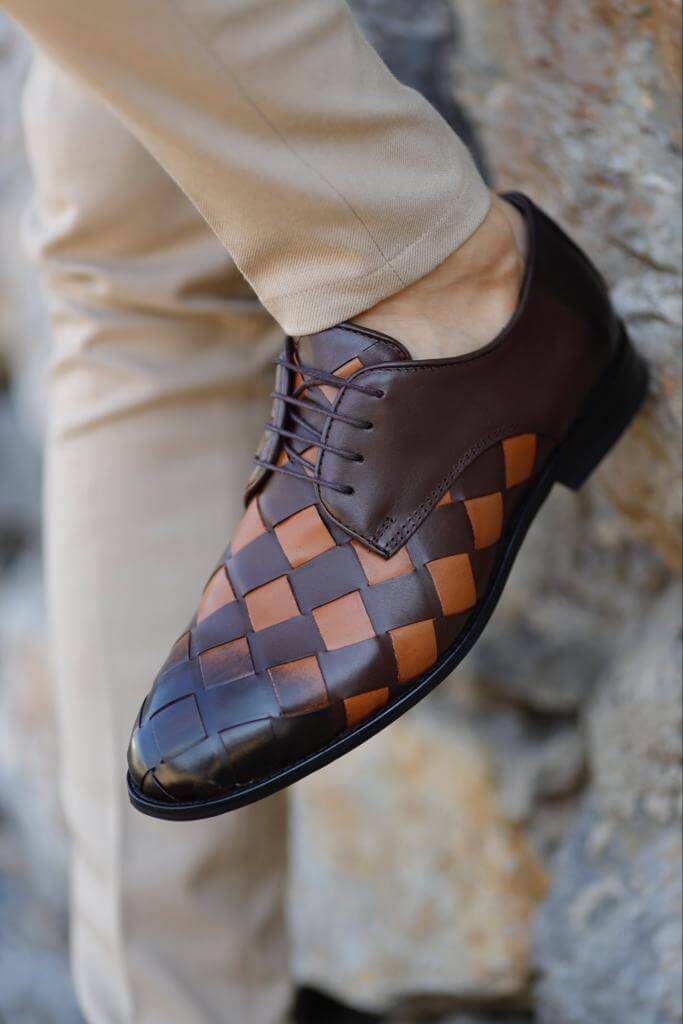 sapato marrom detalhado