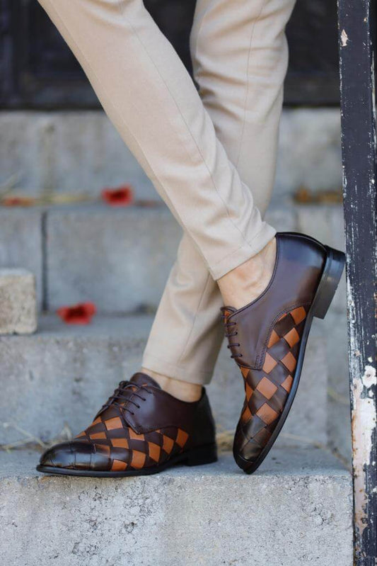 Elegant brown patent leather Derby shoe with a glossy finish and neo-lite sole, designed for warm-season formal and smart-casual wear.