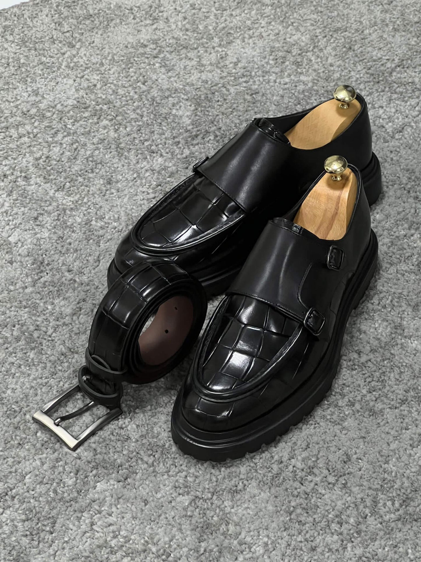 حذاء أسود بحزام راهب مزدوج