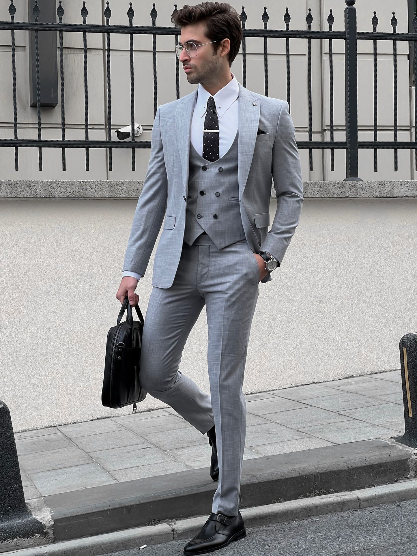 Серый деловой костюм