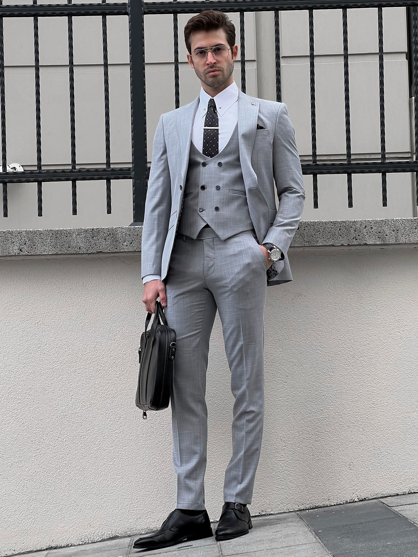 Серый деловой костюм