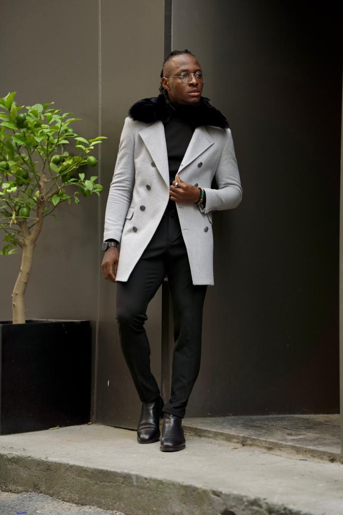  Gray double-breasted wool coat with a classic and stylish design
