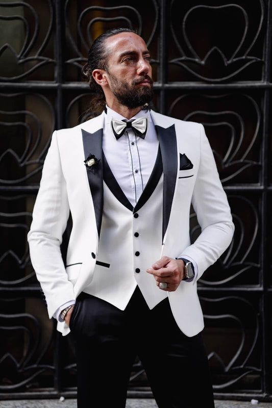 A crisp white slim-fit tuxedo from HolloMen’s Spring-Summer collection, featuring a satin collar and full set with bow tie – ideal for weddings, summer galas, and coastal ceremonies.