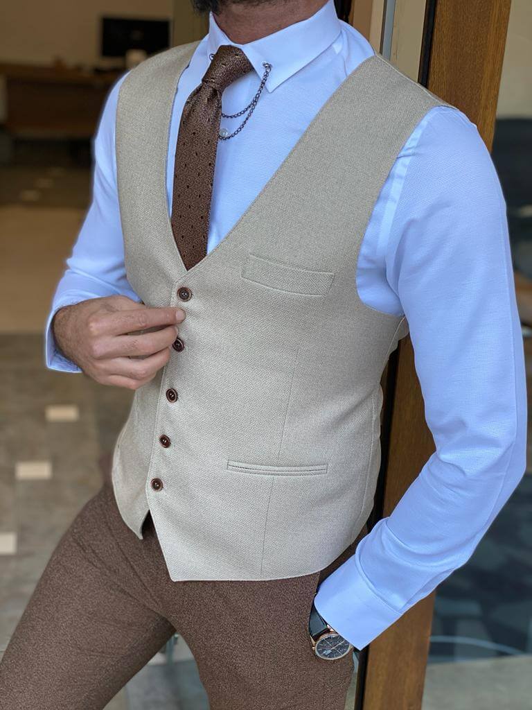 Versatile Hollo Cream waistcoat for a polished and refined look
