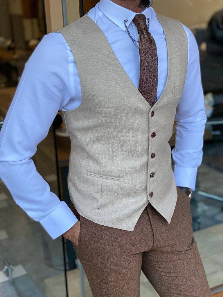 Versatile Hollo Cream waistcoat for a polished and refined look