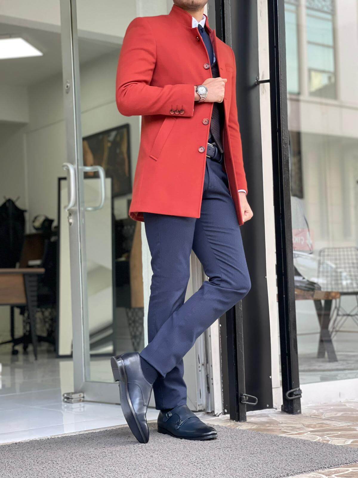 A versatile coat with a fashionable Hollo Judge Collar and tile pattern