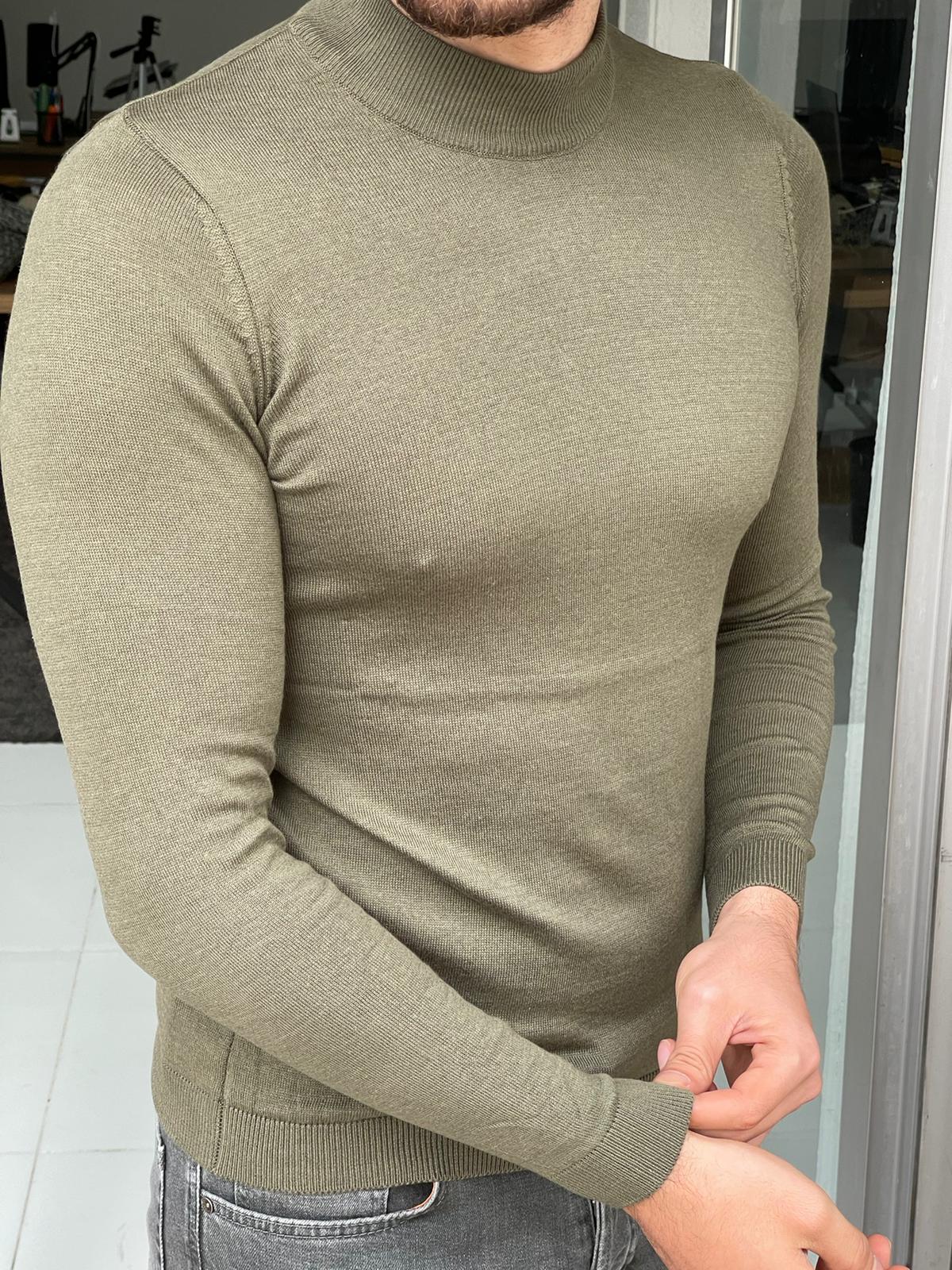 A stylish khaki turtleneck sweater by Hollo. The sweater is made of soft, ribbed fabric and features a high neckline.