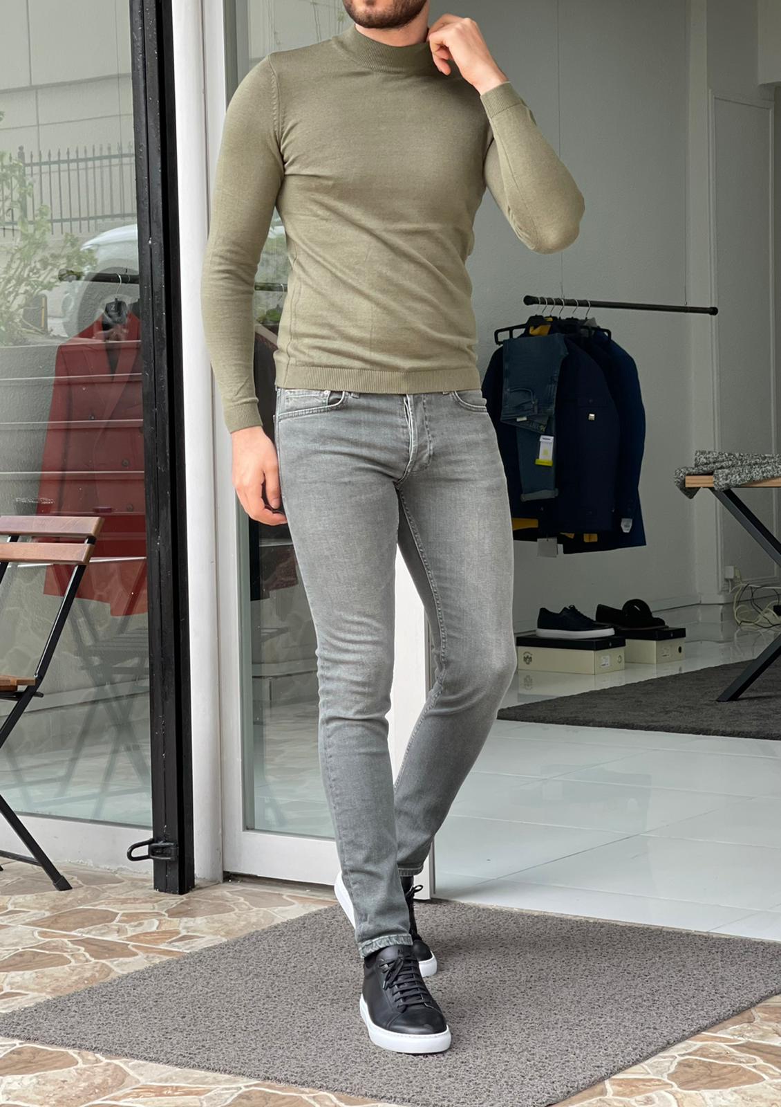 A stylish khaki turtleneck sweater by Hollo. The sweater is made of soft, ribbed fabric and features a high neckline.