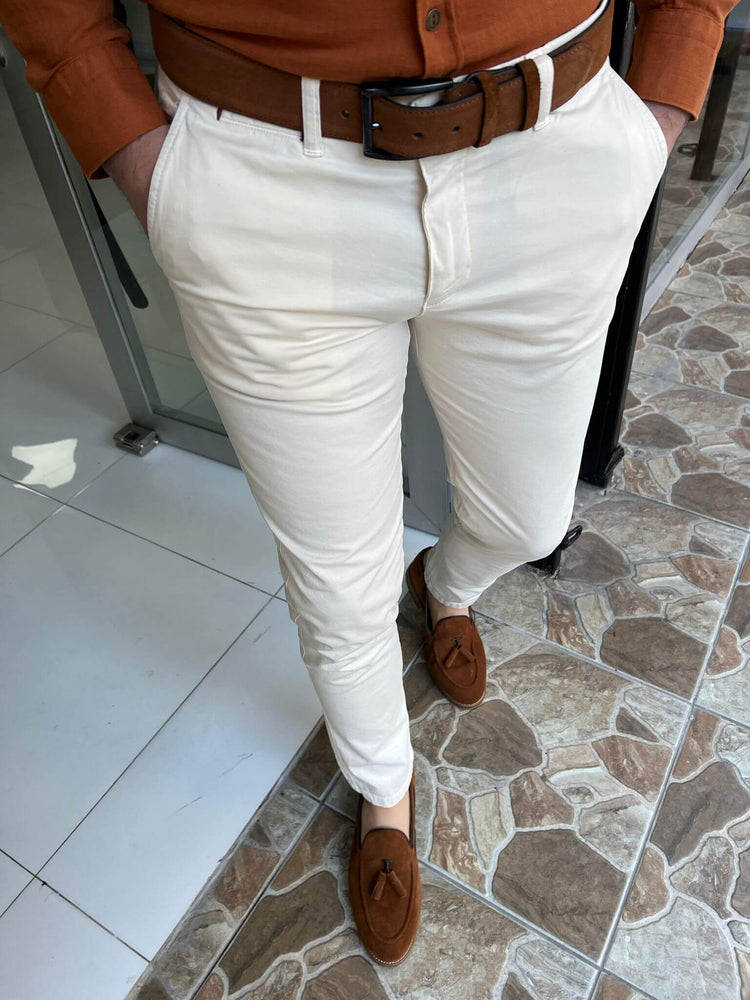 Elegant cream pants with a tailored fit for a sophisticated look