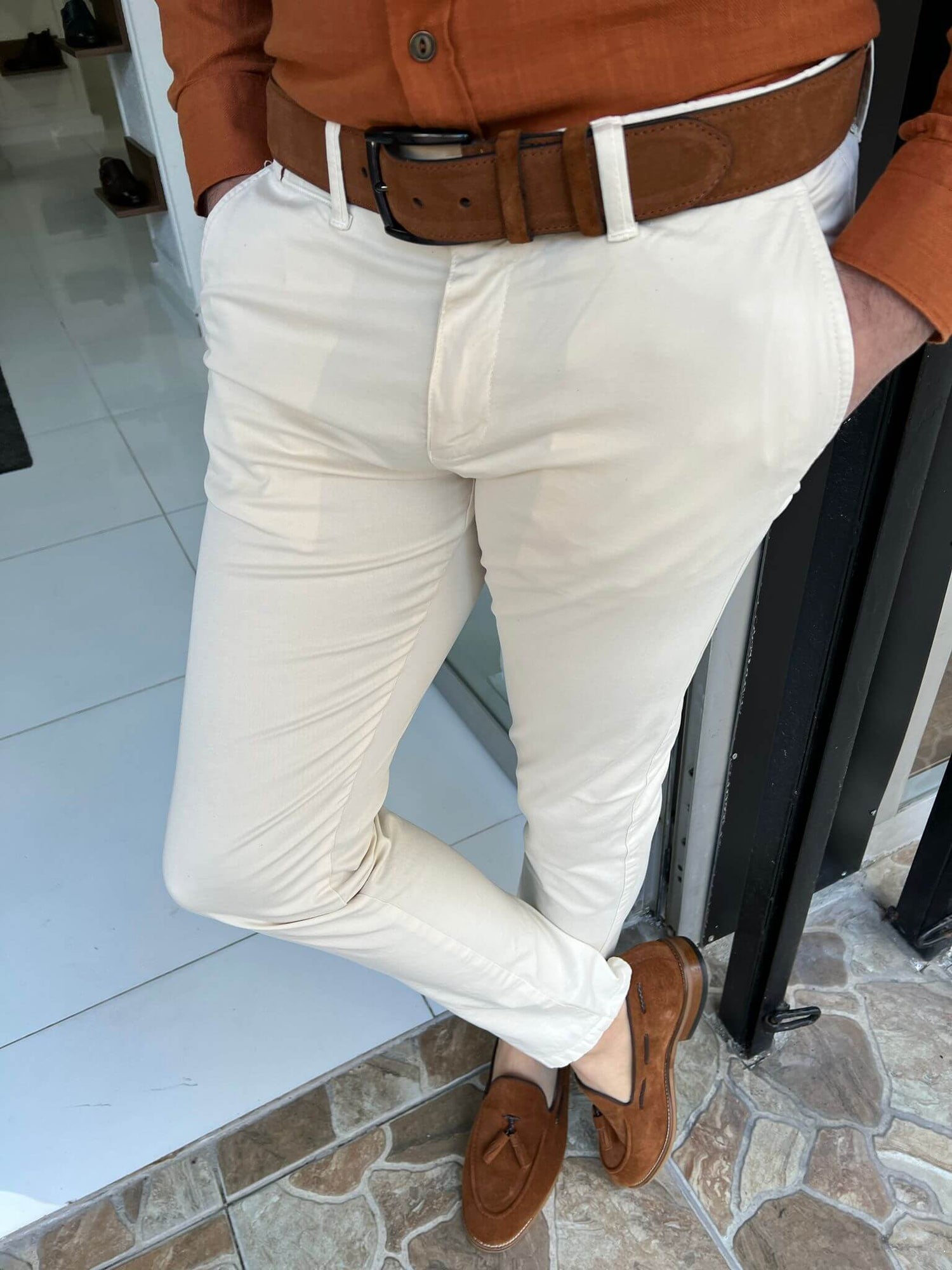 Elegant cream pants with a tailored fit for a sophisticated look