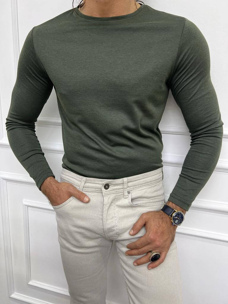 "Model wearing a khaki combed cotton crewneck knitwear, showcasing a cozy and versatile style option.
