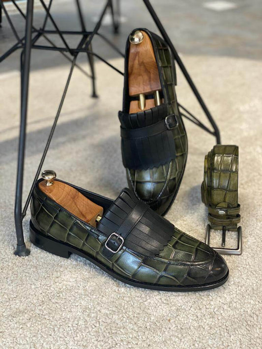 Khaki leather loafers featuring a single buckle and patterned finish, ideal for both casual and formal fall-winter looks.
