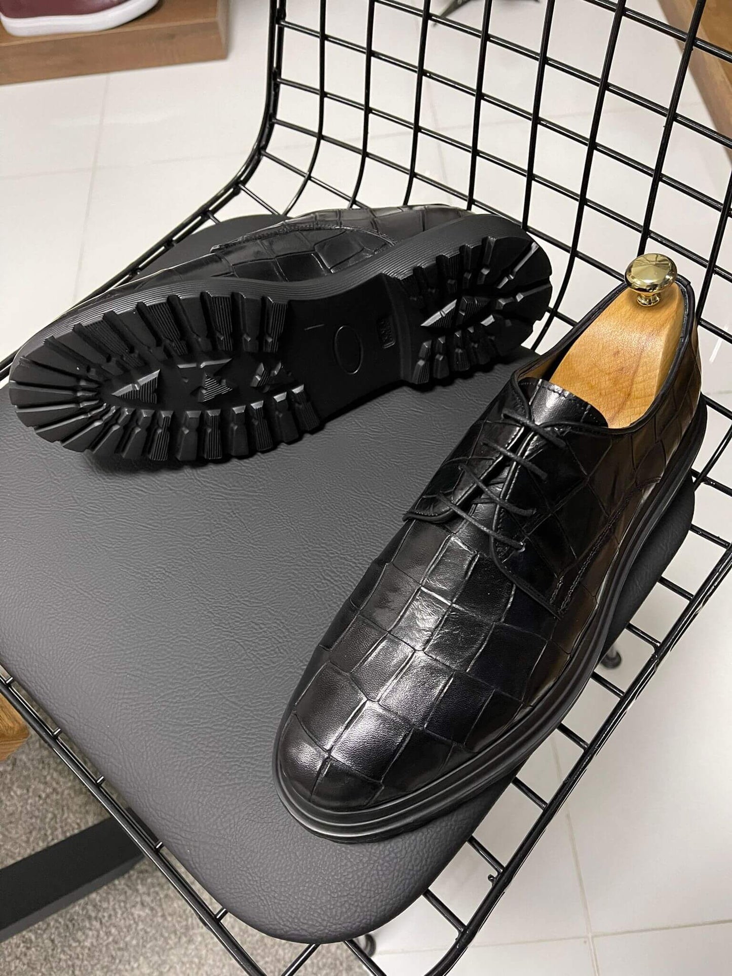 Черная обувь на шнуровке
